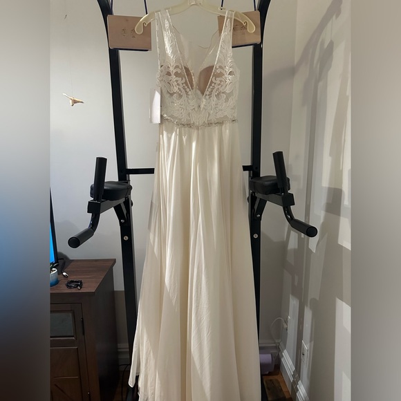 Elegant Cream Lace Wedding Dress - Picture 5 of 14